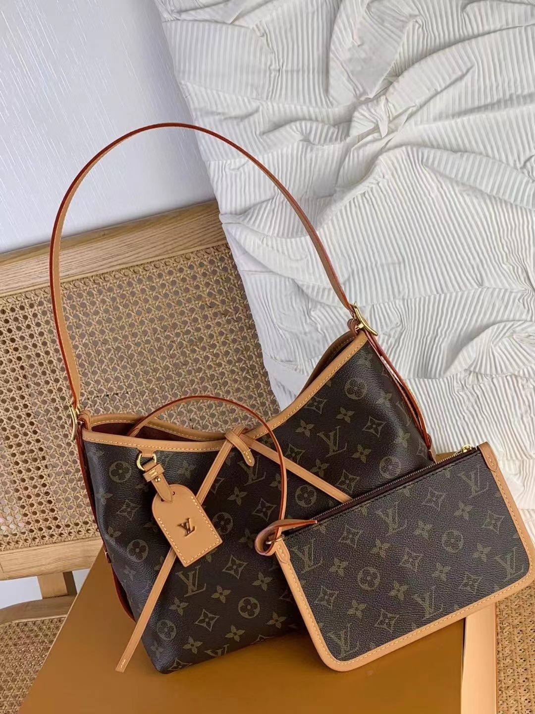 Lv CarryAll小號(hào)手袋中號(hào)對(duì)比，哪個(gè)包包適合你(圖1)